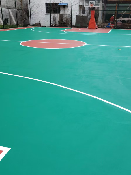 五寨 球场长期使用易出现地面开裂